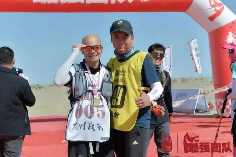 与团队携手81公里敦煌戈壁行